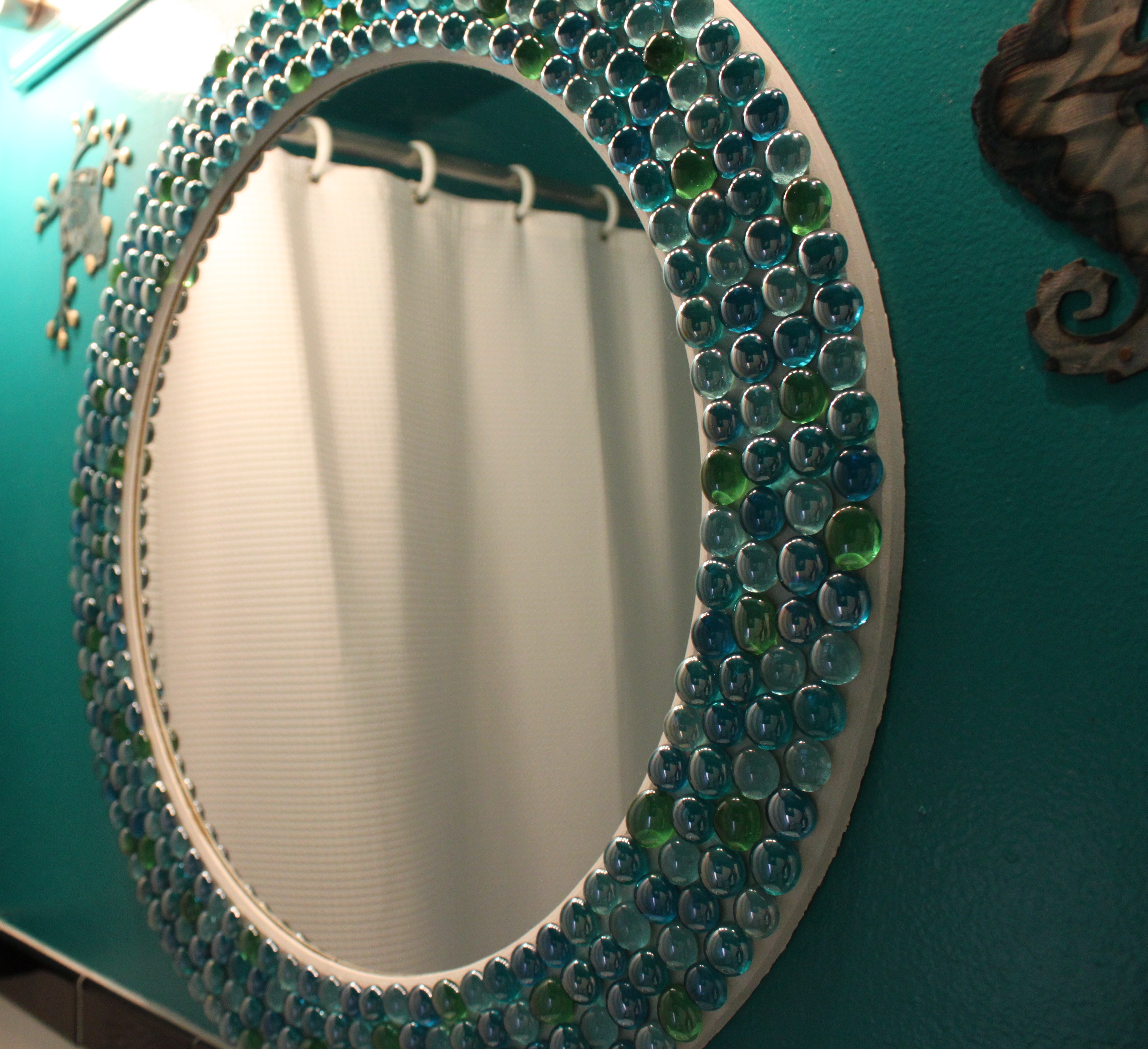 تزئین قاب آینه با مهره های شیشه ای