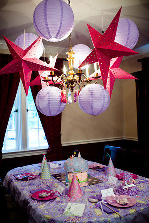 تزئینات تولد با ستاره و حباب کاغذی