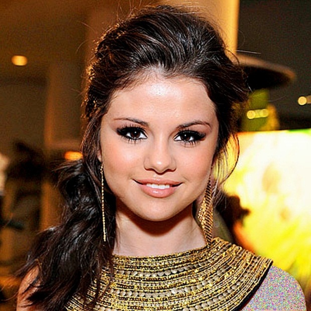 Selena-Gomez-Hairstyles-2015-4