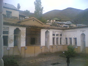 منزل نیما در دهکده یوش مازندران اردیبهشت ۱۳۸۶، آرامگاه او و سیروس طاهباز در وسط حیاط قرار دارد