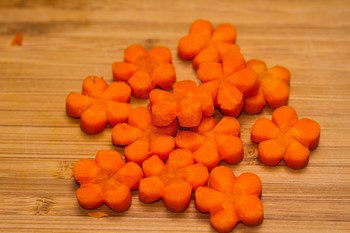 تزیین هویج,تزیین هویج به شکل گل,تزیین هویج به شکل گل رز