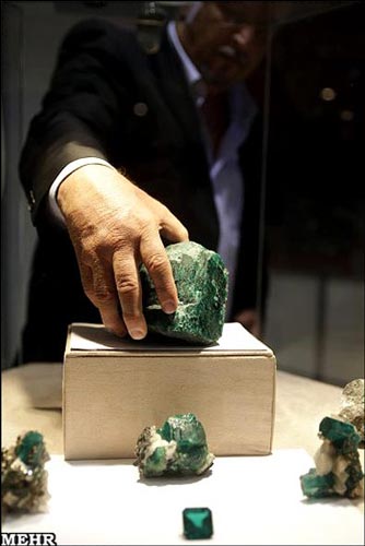 ,بزرگترین زمرد دنیا به نمایش در آمد اولین نمایش سنگ با ارزش,نمایشگاه سنگ,جواهرات,جالب انگیز