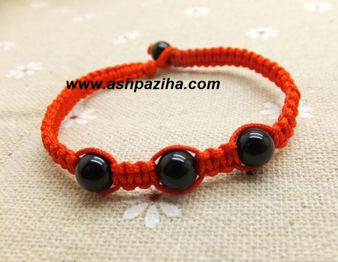 Training-of-bracelet-with-beads-agate-image (1)