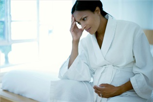 دلیل سر درد خانم بار دار چیست , علت سردردهای مزمن دربارداری چیست , علت سردردقبل بارداری 