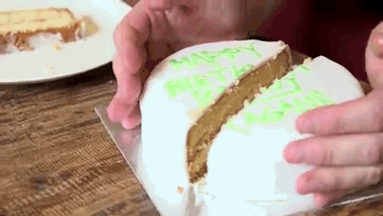 روشی ابداعی برای برش کیک +عکس برش کیک,کیک تولد,کیک اسفنجی,انواع کیک و بیسکوئیت و شکلات