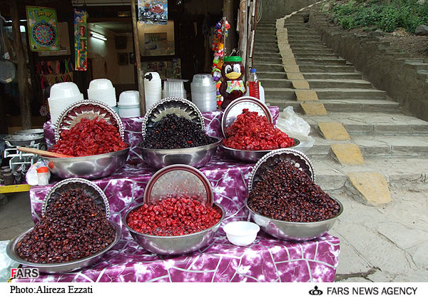فروش تنقلات در كوچه هاي شهر ماسوله