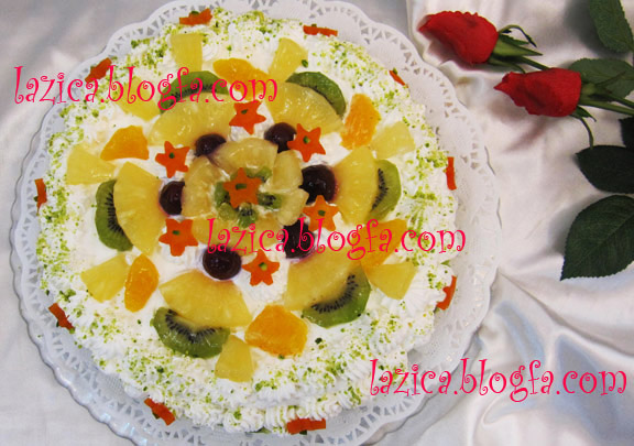 کیک شیفون با تزیین میوه