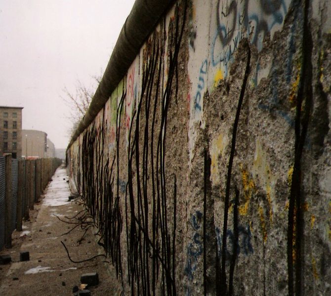 670px-Berlin_wall_1990.jpg