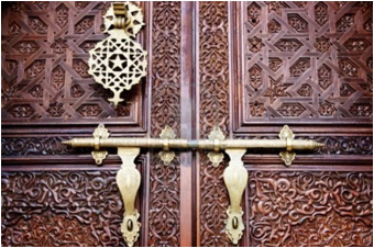 تصویر: طرح منبت کاری اسلیمی بر روی یک درب چوبی