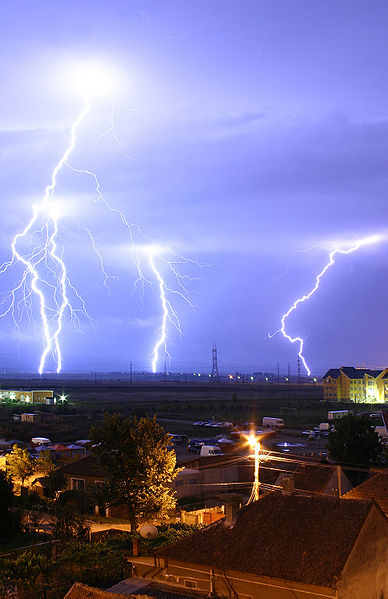 پرونده:Lightning over Oradea Romania 3.jpg