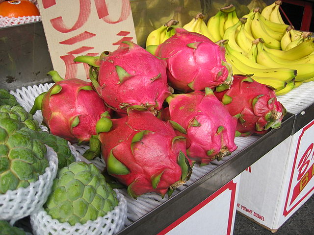 640px-Dragonfruit_Chiyai_market.jpg