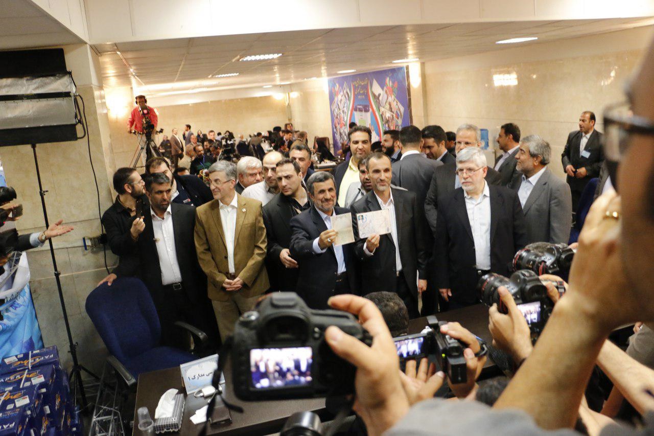ثبت نام احمدی نژاد برای ریاست جمهوری دوازدهم