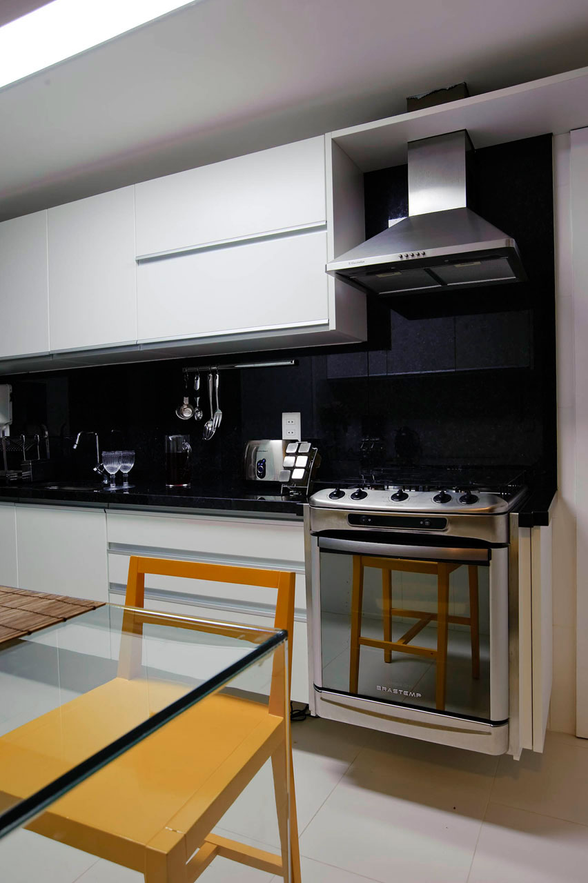 2013 glossy silver stove in white kitchen cabinets مدل کابینت و طراحی داخلی آشپزخانه 2013