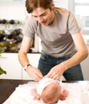 پوشک کردن نوزاد