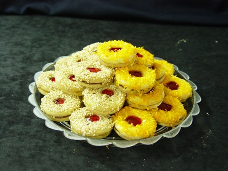 شیرینی تهیه شده از خمیر مشهدی با روکاری نارگیل