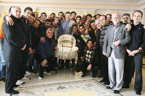 بازیکنان پیروزی در خانه ی علی دایی