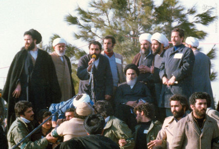 امام خمینی پس از استقرار در جایگاه سخنرانی خود در بهشت زهرای تهران