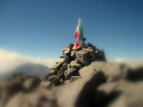 قله لاله زاربا پرچم خوشرنگ ایران