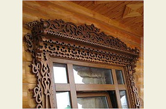 تصویر: طرح منبت کاری اروپایی بر روی چارچوب یک پنجره چوبی