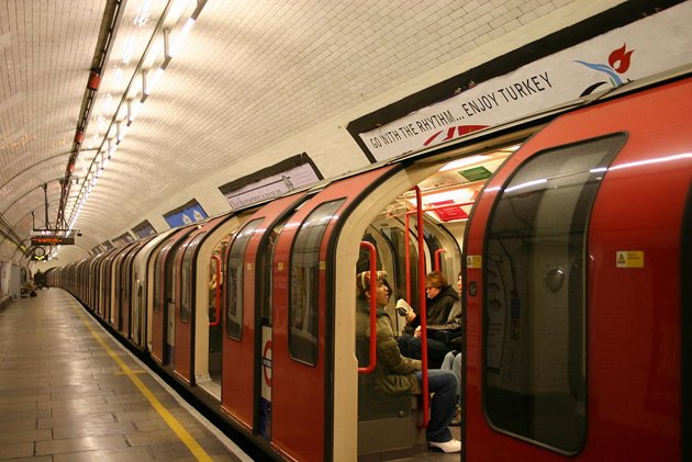 1024px-London-Underground-Tube-Stock-199