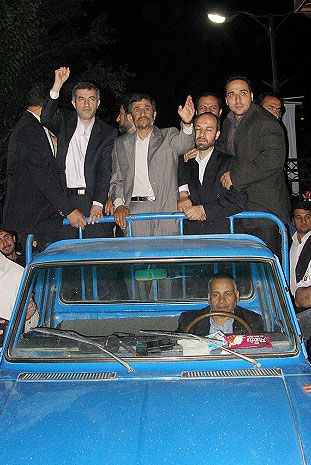 لبخند مشایی به رفیق بازی احمدی نژاد