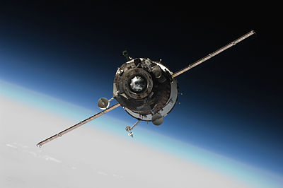400px-Soyuz_TMA-16_approaching_ISS.jpg
