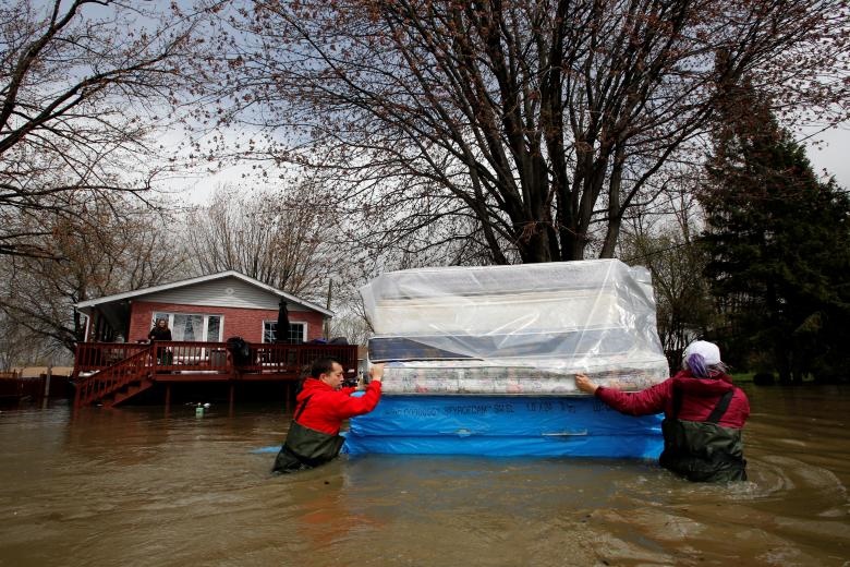 کمک‌رسانی به سیل‌زدگان کانادایی با قایق و ماشین‌های جنگی