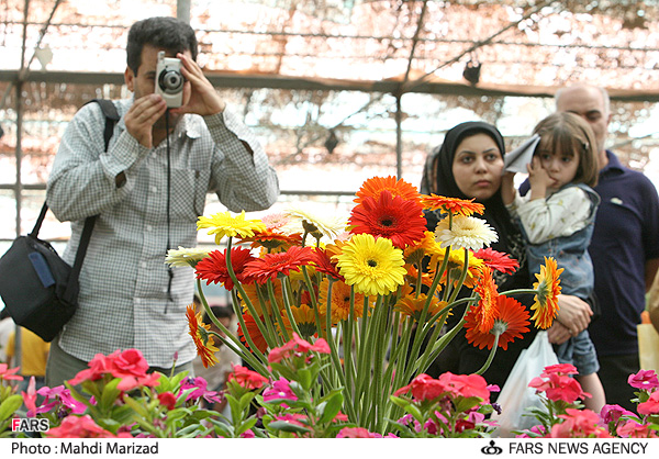 بازديد مردم از جشنواره گل و گياه در محلات