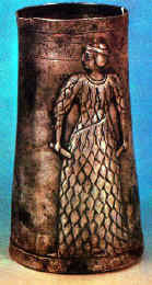 2- یک بانوی ایلامی بر ظرفی مسین، 13 قرن قبل از میلاد