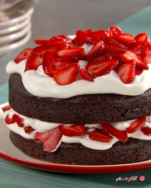 تزیین کیک شکلاتی با توت فرنگی