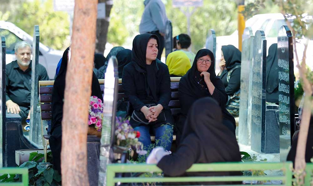 شهدای حادثه تروریستی تهران در بهشت زهرا آرام گرفتند