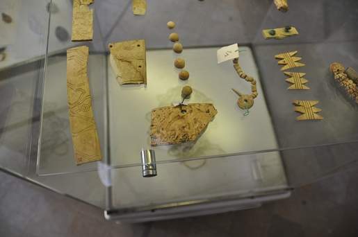 تزئینات از جنس عاج، کشف شده در تپه زیویه