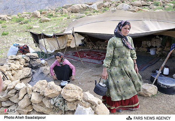 زنان عشاير چهار محال و بختياري هنگام فعاليت روزانه