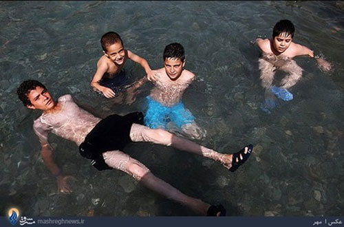 عکس: شنای کودکان در چشمه علی شنا,کودکان,چشمه علی,دیدنی های امروز دیدنی های روزانه