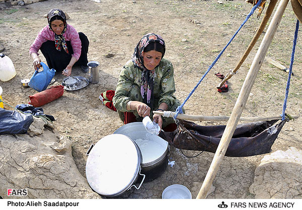 زنان عشاير چهار محال و بختياري هنگام فعاليت روزانه