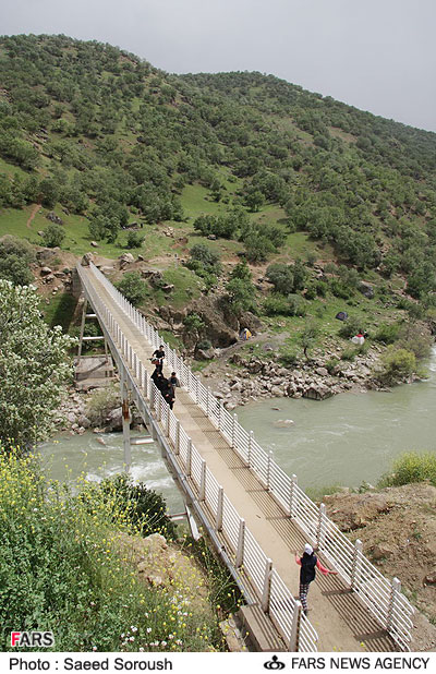 پل عابر پياده در محوطه رودخانه سزار منطقه آبشار بيشه در استان لرستان