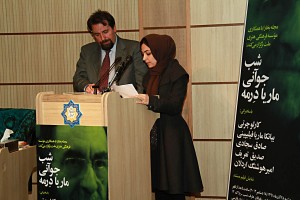 هانیه اینانلو و دکتر چرتی هنگام قرائت دو غزل از حافظ ـ عکس از مجتبی سالک