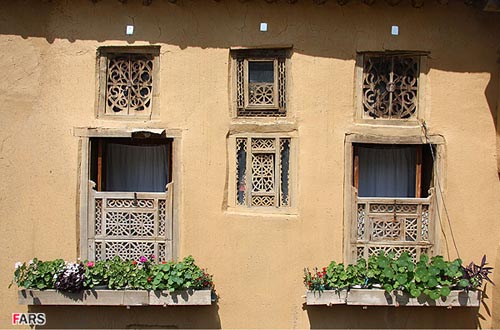 نمايي از پنجره هاي يك منزل مسكوني در شهر ماسوله استان گيلان