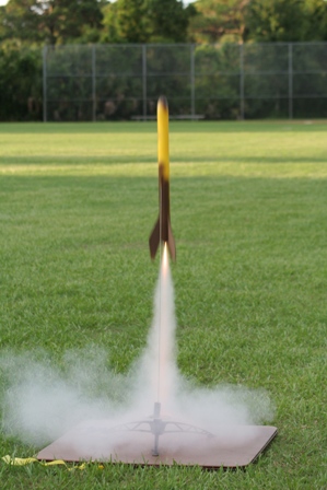 Model_rocket_launch_2_Starwiz.jpg