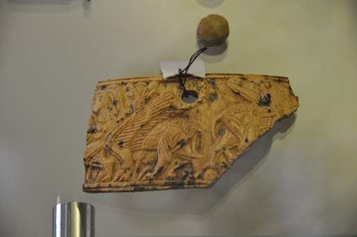 حکاکیهای روی عاج، کشف شده در تپه زیویه