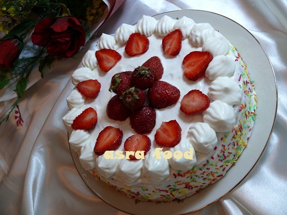 کیک خامه ای با میوه و ژله