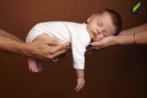 چرا نوزادان گوش خود را میمالند , پیچ و قوس دادن بدن در بارداری , ور رفتن با سر در خواب توسط نوزاد 