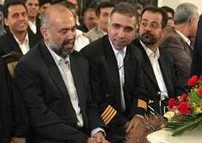 کاپیتان نصرفرد(نفر وسط) در کنار مهندس عابدزاده