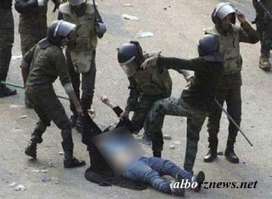 برهنه شدن زن مصری توسط پلیس + عکس