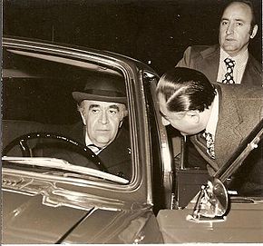 290px-Hoveyda_and_his_car.jpg