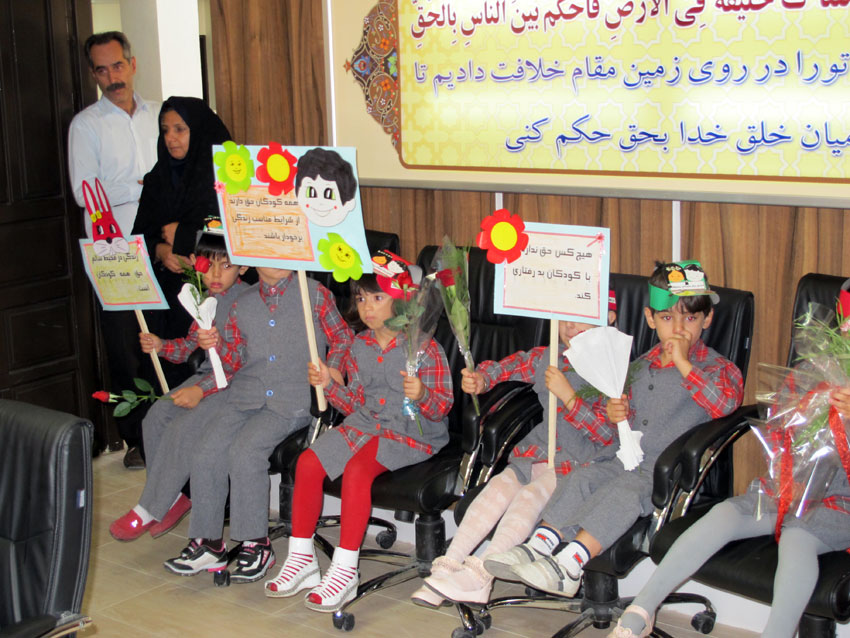 اهدای هدیه به کودکان در نشست بررسی حقوق کودکان در ایران