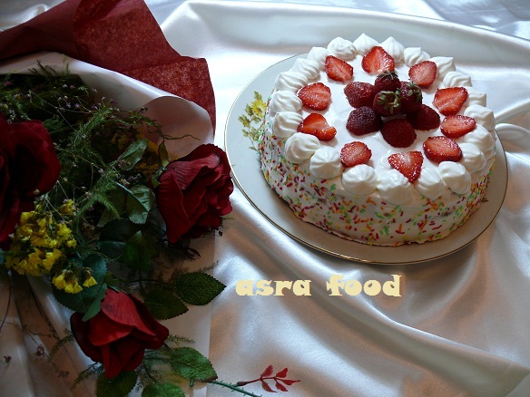 ;کیک خامه ی با میوه وژله