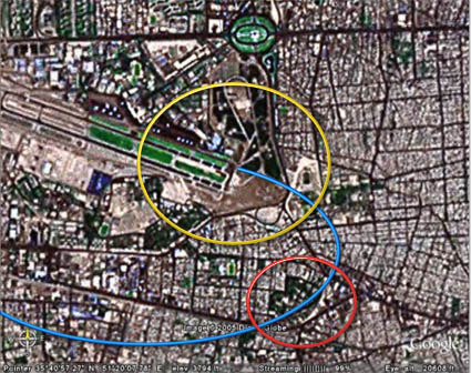 حلقه‌زرد: ابتدای باند‌های فرودگاه مهرآباد - حلقه‌ی قرمز: شهرک توحید (منازل مسکونی نیروی هوایی) - مسیر آبی: مسیر فرضی حرکت هواپیما برای فرود اضطراری