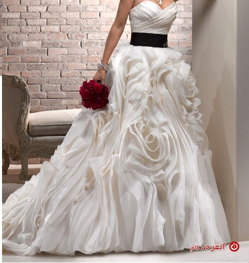 لباس عروس با دامن پفی زیبا و دنباله دار