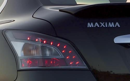 2012 Nissan Maxima SV Tail Lamp and Rear Badging